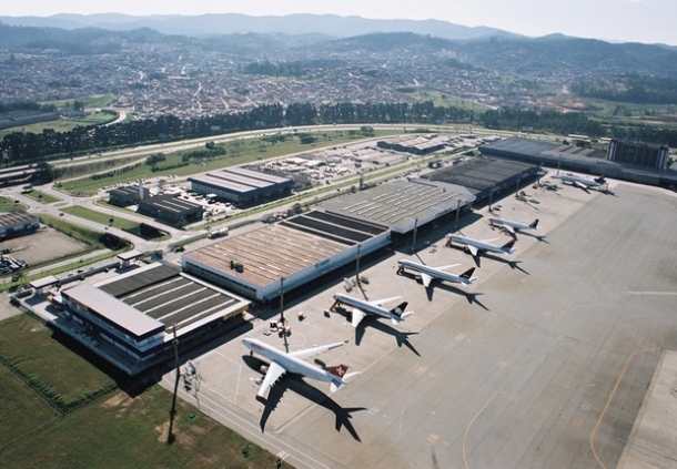 Aviões em terminal no Aeroporto Internacional de Guarulhos 