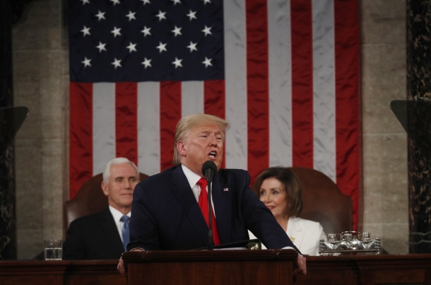 ob olhares de Mike Pence e Nancy Pelosi, Donald Trump faz o discurso do Estado 