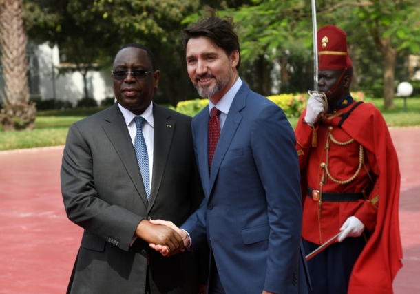 Macky Sall, do Senegal, cumprimenta Justin Trudeau, do Canadá