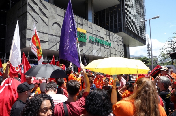 Petroleiros protestam em frente à sede da Petrobras