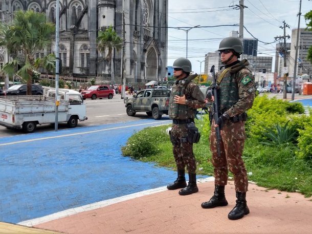 Agentes do Exército realizam a segurança em ruas próximas ao Comando da 10ª Região Militar