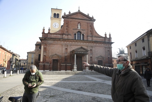 Pessoas usam máscaras de proteção para evitar o contágio pelo novo coronavírus em Codogno, na Itália