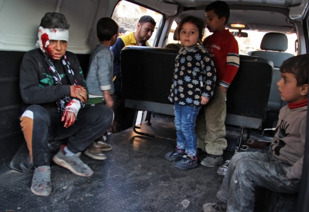 Crianças sírias dentro de um veículo