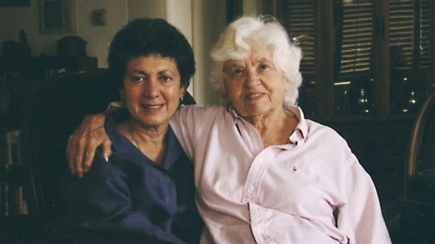 Phyllis Irwin (à direita) "adotou" sua mulher, Lillian Faderman, e fingiu ser avó do filho das duas